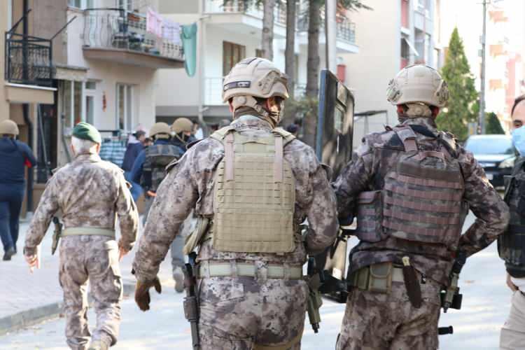 <p>Eskişehir'de sosyal medya hesabından provokatif paylaşım yaptığı iddia edilen kadın polis ekiplerince düzenlenen operasyonda gözaltına alındı.</p>