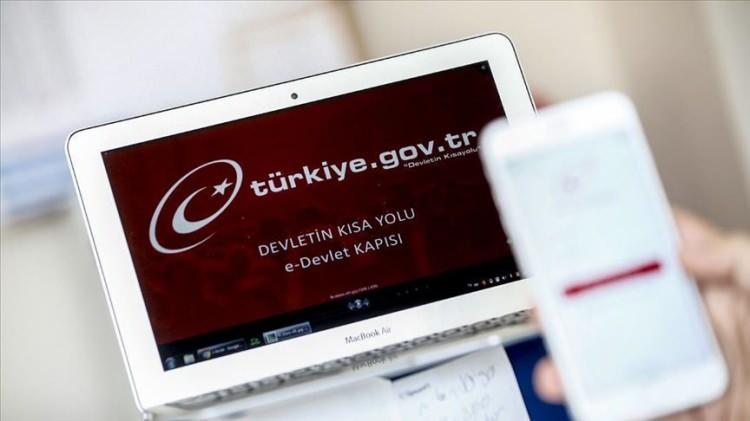 <p>Konuyla ilgili çalışmaları bulunan Türkiye Bilişim Derneği İzmir Şubesi Hukuk Çalışma Grubu Genel Sekreteri Resul Göksoy, AA muhabirine, kişisel verilerin hukuka aykırı ele geçirildiği ve işlendiğinden şüphelenilmesi durumunda veri sorumlusu şirket veya şahıslara başvuru yapılarak bilgilerin hukuka aykırı kullanılıp kullanılmadığının sorulması gerektiğini söyledi.</p>
<p> </p>
