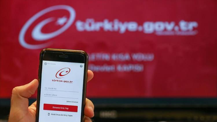 <p><strong>"Kimliğiniz sizin mülkiyetiniz"</strong></p>

<p>Emekli emniyet müdürü ve avukat Emrullah Aksakal da isim, soy isim, telefon numarası gibi bilgilerin mülkiyet hakkına girdiğini, bu hakkın korunması gerektiğini belirtti.</p>
