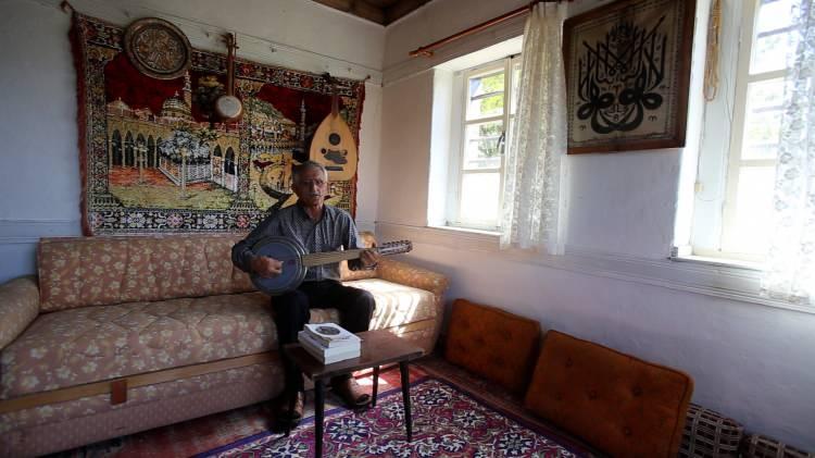 <p><strong>“Öğretmenlerin eseri öğrencilerin üzerinde oluşturduğu sevgidir”</strong><br />
<br />
Bugüne kadar kaleme aldığı köşe yazılarını insanlığın hizmetine sunmak için kitaplaştırmaya karar veren ve elindeki arşivlerden, notlardan toparlayarak 4 kitabı okuyucusuyla buluşturan Sadık, “Öğretmenlerin eseri öğrencilerin üzerinde oluşturduğu sevgidir. </p>

<p> </p>
