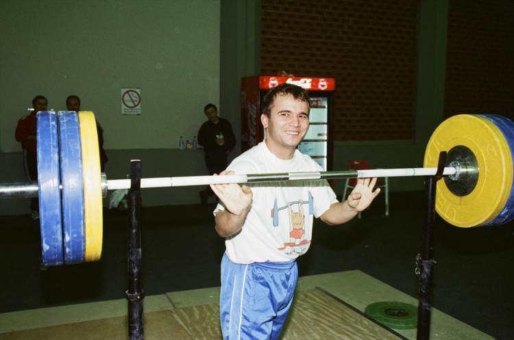 <p><strong>- Hayatını anlatan film: "Cep Herkülü: Naim Süleymanoğlu"</strong></p>

<p>Türk spor tarihine damga vuran Naim Süleymanoğlu'nun hayatını anlatan, yönetmenliğini Özer Feyzioğlu'nun yaptığı, senaryosunu Barış Pirhasan'ın Naim Süleymanoğlu’nun kardeşi Muharrem Süleymanoğlu'nun anılarını içeren 'Kardeşim Cep Herkülü' kitabından yola çıkarak yazdığı "Cep Herkülü: Naim Süleymanoğlu" adlı film, 22 Kasım 2019'da seyirciyle buluştu.</p>

<p> </p>
