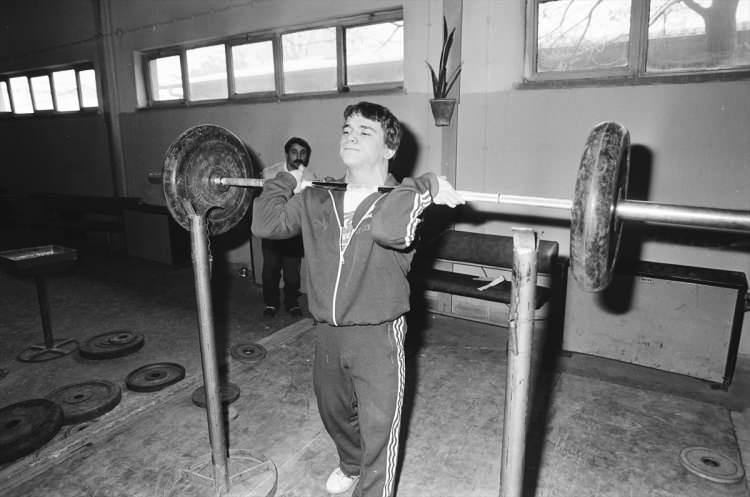 <p>Bulgaristan'ın Kırcaali kentinin Ahatlı köyünde 23 Ocak 1967'de dünyaya gelen Naim Süleymanoğlu, haltere başlamasıyla ilgili bir ifadesinde "9 yaşındayken halter antrenörüm Hilmi (Pekünlü) Hoca beni keşfetti, böylece haltere başladım. O zamanlar Bulgaristan'dan dünya ve olimpiyat şampiyonu sporcular çıkıyordu, ben de şampiyon olmak istedim." demişti.</p>

<p> </p>
