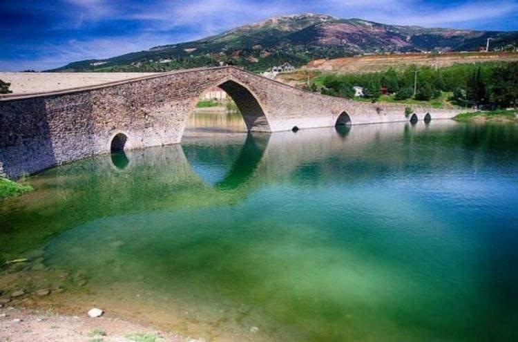 <p>KAHRAMANMARAŞ: Maraş Hitit devrinde meşhur kumandan "Maraj" tarafından kurulmuştur. Asurluların "Markasi" ve Romalıların "Germanikya" dedikleri bu şehre İslâm orduları fethedince "Mer'aş" veya "Reaşe", Türkler fethettikten sonra da "Maraş" denildi. "Mer'aş" "titreyen yer" demektir. Nil Vâdisi, Lût Gölü, Amik Ovası, Maraş arası zelzele bölgesidir. Bu sebeple Mer'aş denildiği söylenir.</p>

