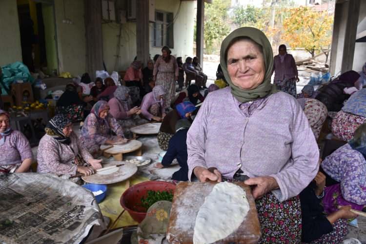 <p> Kadınların evlerindeki malzemeleri getirerek sergiledikleri imece örneği doğal şehir mottosunun en güzel örneği oldu. Aylardan beri yağmurların olmadığını bu yüzden hayır yaptıklarını belirten Ayşe Kara, “Yıllar öncesinden köyümüzün geleneğine göre bezdirme yapıyoruz yıllardır. Her şeyimizi kendimiz getirdik. Burada köyümüze, dedemize hayır yapıyoruz. Yağmur duası için toplandık” dedi.</p>
