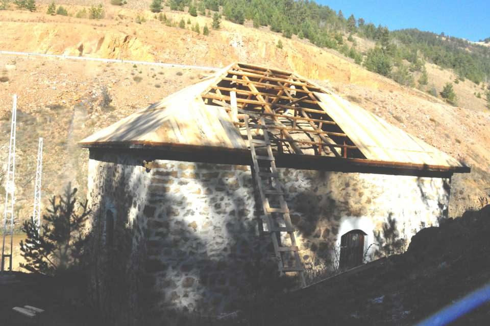 <p>Gümüşhane Valiliği İl Özel İdaresi'nce zamanla su kaçıran çatısında tahribat oluşan tarihi yapıda, tadilat çalışması başlatıldı. Çatı söküm işlemleri sırasında, çatı boşluğunda, 1’i kırık halde içi boş tarihi 3 toprak küp bulundu.</p>

