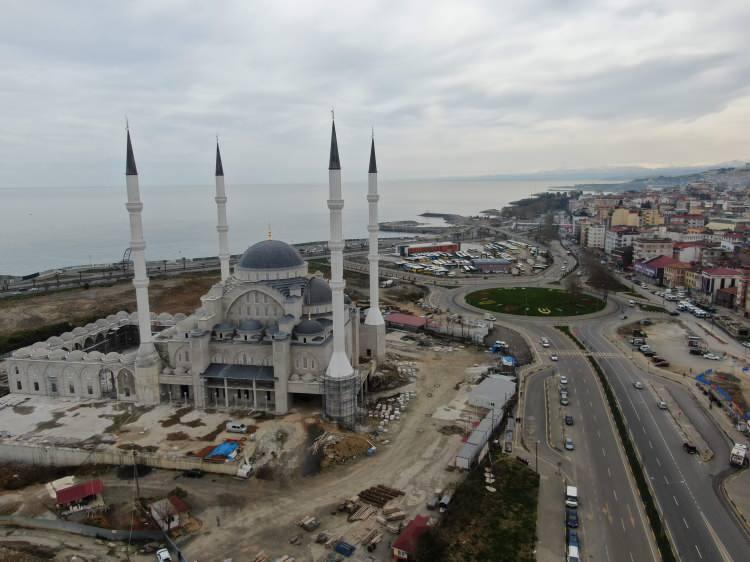 <p>Yapımının tamamını Bakanımız Erdoğan Bayraktar üstlenmiş durumda. Bu hayır çeşmesinden diğer vatandaşlarımızın yararlanması için onlara da bir kapı açılmış durumda. Onlar da hesap numaralarından istedikleri şekelde özellikle malzeme ağırlıklı olmak üzere yardım yapabiliyorlar. Rakam ne olursa olsun kendileri 'Orası benim çocuğum, orası benim namusum orayı Trabzon’a kazandırdığım diğer eserler gibi de en güzel şekilde Trabzon’a kazandıracağım' heyecanı ile bu işi yürütüyor” diye konuştu.<br />
Her şeyin yolunda gitmesi durumunda caminin 2023 yılı sonunda hizmete açılmasının planlandığını belirten Sinaner, “Tahminimiz her şey yolunda giderse 2023 yılının sonunda camimizi hizmete açmış oluruz. Büyükşehir Belediye Başkanımız Murat Zorluoğlu da camiyi çok fazla önemsemekte ve caminin rekreasyon alanı içersini odak noktasına koyarak etrafını ona göre şekillendirmiş durumda. Cami ile birlikte burası mükemmel bir yaşam alanı olacak ve sadece Trabzon’ a değil bölgeye hizmet edecek“ şeklinde konuştu.</p>
