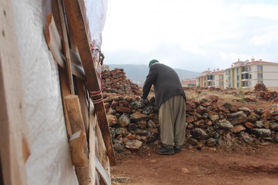<p>Allah’ın işi yoksa bu dağ benim neyime gerek. Canım sıkılıyor gelip burada eğleniyorum, fidanlara bakıyorum ve yol yapıyorum.</p>
