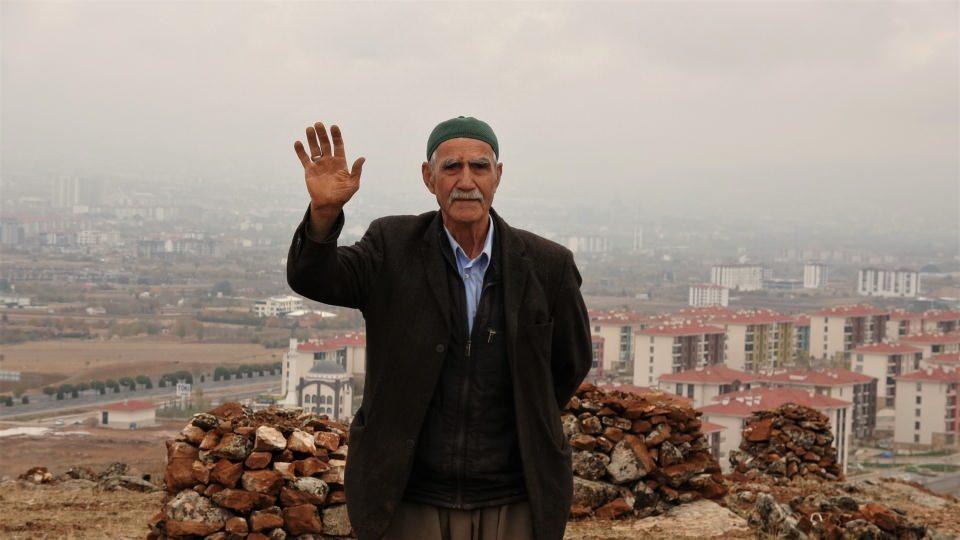 <p>Şimdiye kadar buraya badem, ayva, üzüm, sumak, çam, alıç meyvesine kadar fidan diktim. Yeşillik olsun ki, memleketimiz hoş olsun. İnsanlarımız buraya gelip dinlensin. </p>