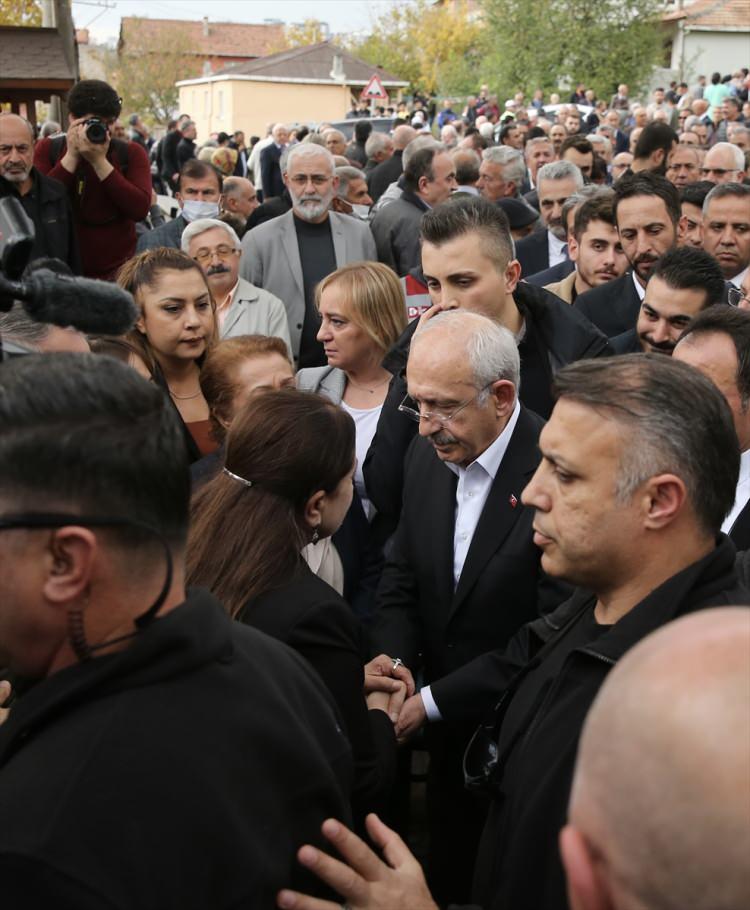 <p>İzmit'teki evinde gece kalp yetmezliği nedeniyle yaşamını yitiren 68 yaşındaki Celal Kılıçdaroğlu'nun cenazesi, Kent Mezarlığı morgundan alınarak Tavşantepe Cemevi'ne getirildi.</p>