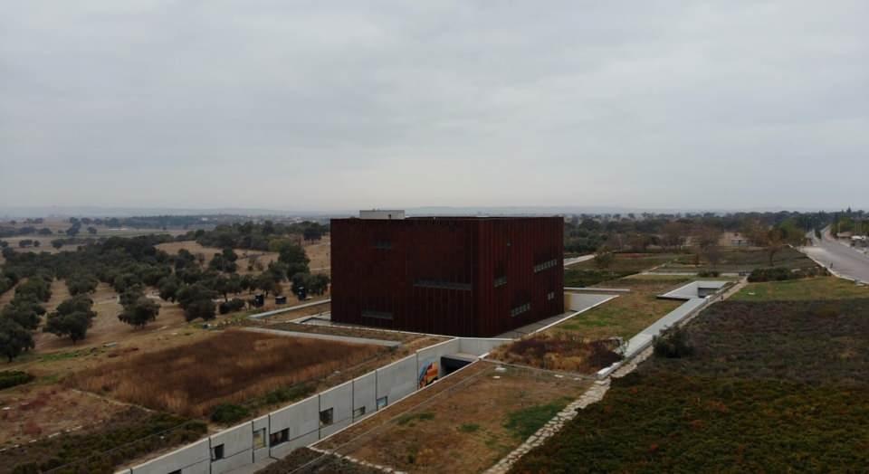 <p>Çanakkale’de 5 bin 600 yıllık geçmişe ışık tutan Troya Ören Yeri girişine yaklaşık 70 milyon TL harcanarak yapılan, 12 bin 750 metrekare kapalı alana sahip Troya Müzesi içerisinde 2 bin eser sergileniyor. Troya Ören Yeri'nden çıkan eserlerin de sergilendiği Troya Müzesi, açıldığı 18 Mart 2019 tarihinden bu yana internet kullanıcılarının her geçen yıl gözdesi olmaya devam ediyor. 2019 yılında 150 bin, 2020 yılında 1 milyon kişinin internette arama motorlarında arattığı Troya Müzesi için bu rakam 2022 yılında 9 milyona ulaştı.</p>
<p> </p>