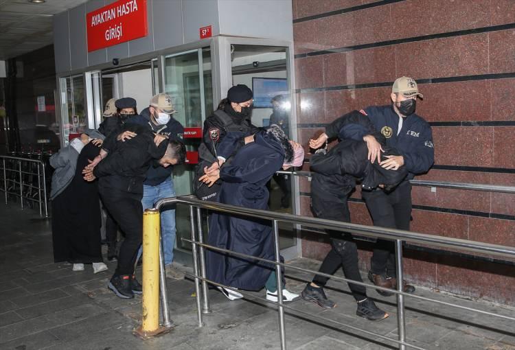 <p>İstiklal Caddesi'nde 13 Kasım'da 6 kişinin öldüğü, 81 kişinin de yaralandığı patlamaya ilişkin yürütülen soruşturma kapsamında gözaltına alınan zanlılar, emniyet güçlerince sağlık kontrolü amacıyla Eyüp Devlet Hastanesi'ne getirildi.</p>
