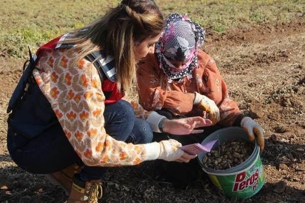 <p>Tarlada çalışan kadınlarımıza, köyde tandırlarının başında bulunan kadınlarımıza, şehir merkezindeki kadınlarımıza, ulaşabileceğimiz her noktaya ulaşmaya çalışıyoruz" dedi.</p>
