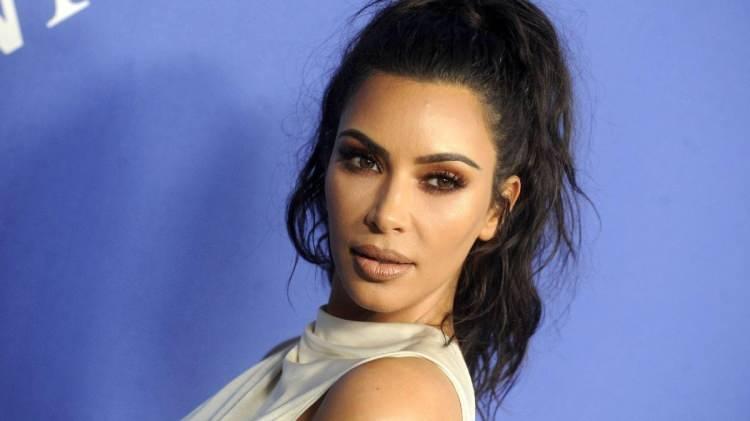 <p><span style="color:#B22222"><strong>5- KIM KARDASHİAN</strong></span></p>
<p><span style="color:#000000"><strong>Evlilikleri, boşanmasıyla sürekli magazin gündeminde düşmeyen Kım Kardashıan en çok aratılan 5. kişi oldu. </strong></span></p>