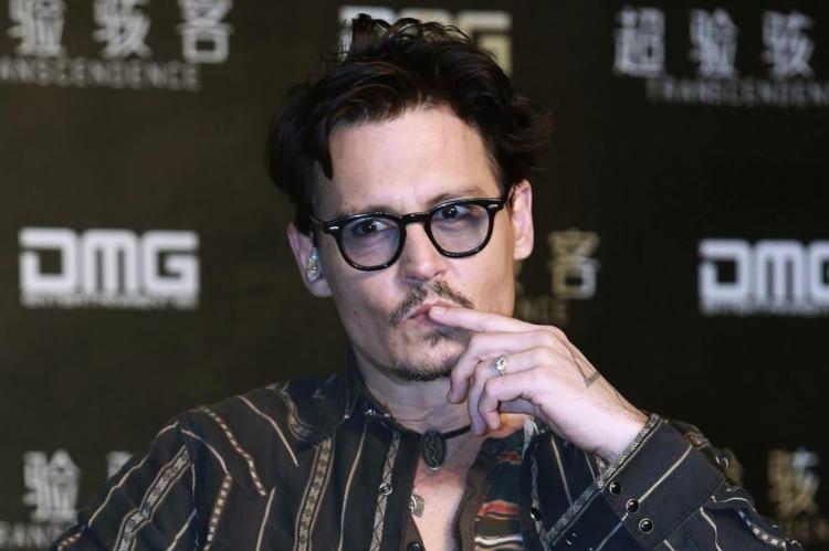 <p><span style="color:#B22222"><strong>2- JONNY DEEP</strong></span></p>
<p><span style="color:#000000"><strong>Amber Heard'ten sonra en çok 2. konuşulan isim Jonny Deep oldu.</strong></span></p>
