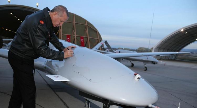 <p>Bayraktar TB2 SİHA'lar 24 Ocak 2020'de meydana gelen Elazığ Sivrice merkezli 6,8 büyüklüğündeki depremin ardından 25 dakika gibi çok kısa bir sürede bölgeye intikal ederek ulaşımın zor sağlandığı noktalardan Ankara'ya ve deprem olan illerin komuta merkezlerine anlık görüntü ve bilgi aktardı. Bayraktar TB2 SİHA'lar arama ve kurtarma çalışmalarına gökyüzünden destek vermenin yanı sıra deprem sonrası oluşan yoğun araç trafiğinin kontrol edilmesi ve gelecek yardımların aksamadan devamı için de görev yapıyor.</p>
