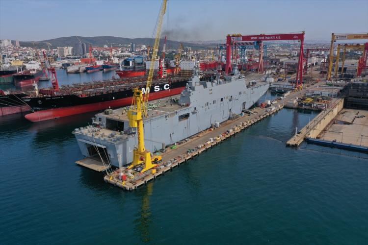 <p>MSB: LHD ANADOLU'DA HAZIRLIKLAR ARALIKSIZ DEVAM EDİYOR</p>

<p>Açıklamada, şu ifadeler kullanıldı:</p>

<p>"Milletimizin heyecanla beklediği, donanmamızın gücüne güç katacak olan LHD Anadolu'nun hizmete gireceği gün için hazırlıklar aralıksız devam ediyor. LHD Anadolu'nun uçuş güvertesine konuşlandırabileceği hava araçları, orta yük nakliye helikopteri, genel maksat helikopteri, taarruz helikopterleri, ağır yük nakliye helikopteri ve insansız hava araçlarıdır."</p>
