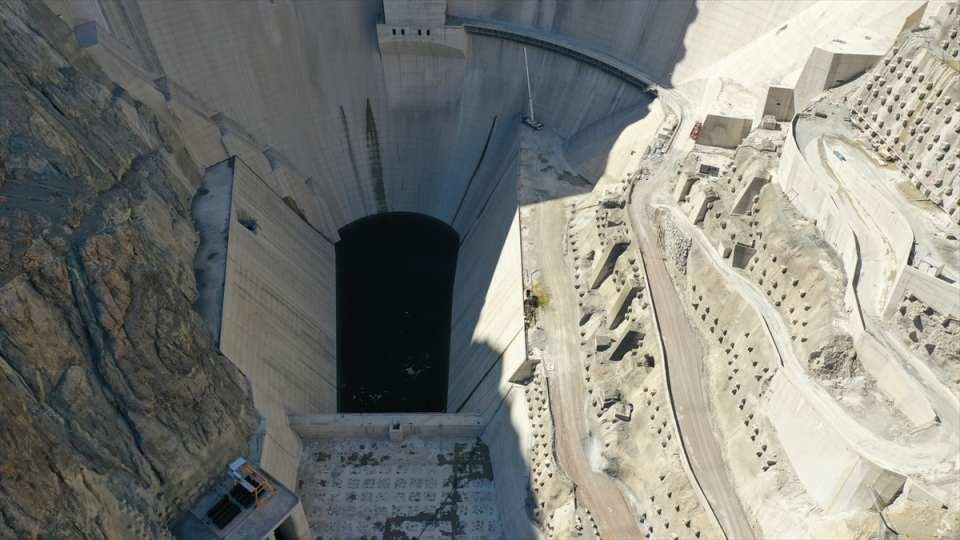 <p>Çoruh Nehri’nin getireceği rusubatı önemli ölçüde tutacaktır.</p>
<p> </p>