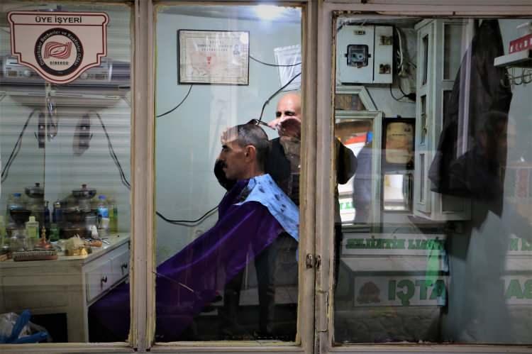 <p>Diyarbakır’ın merkez Sur ilçesinde, 25 yaşından beri berberlik yapan 77 yaşındaki Sait Bingöl, eski berber malzemeleriyle tek koltuklu dükkanında müşterilerini tıraş ediyor.</p>