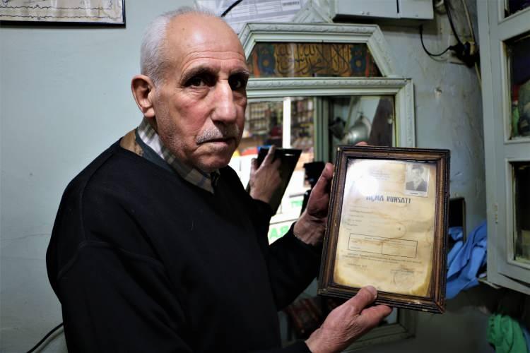 <p>Berber dükkanındaki tek koltukla geçimini sağlayan ve 7 çocuk büyütüp evlendiren Bingöl, “Bu dükkandan başka bir yere gitmek istemedim. Burada doğup büyüdüğümüz için hevesim olmadı başka yerde dükkan açmaya. İsteseydim Diyarbakır’ın güzel yerlerinde dükkan açabilirdim. Ama burası bana daha çok huzur veriyor. </p>