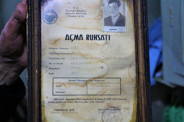 <p>“Eski berberler senelik buğday karşılığında köy sakinlerini tıraş ederdi” </p>

<div> </div>

<div>Eski zamanlarda berber ustalarının aynı zamanda köye hem sünnet hem de damat tıraşları için gittiğini anımsatan Bingöl, “Eskiden berberler aynı zamanda sünnet de yapıyordu. Bunun yanında şehre gelemeyen köy sakinlerini tıraş etmek için kırsala giderdik. O zamanlar paranın değeri fazla olmadığı için buğday karşılığında milleti tıraş ederdik. Örneğin o zamanlar berber ustasının 2 kalfası vardıysa biri dükkanda kalıp 2 kişi giderdi senelik buğday karşılığında köy sakinlerini tıraş ederdi. Bütün berberlerin belli bir köyü vardı. Ulaşım sıkıntıları olduğu için kimisi eşeğe kimisi de ata binip köye doğru yola koyulurdu. Ama şimdi taksiyle şehre gelip tıraş oluyorlar” ifadelerine yer verdi.</div>
