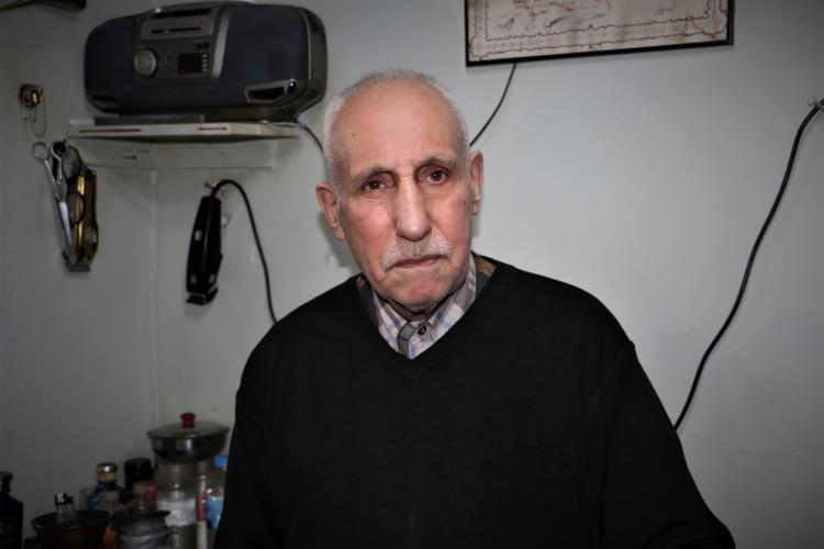<p>“Dükkanımda musluk yok”</p>

<div> </div>

<div> “Müşterilerimin sakal tıraşını yaptıktan sonra yüz yıkama leğenine su koyup öyle yıkarım” diye sözlerine devam eden Bingöl, “Dükkanımda musluk olmadığı için ben de eski geleneğimi böyle sürdürüyorum. Müşteriler de gayet memnun bu durumdan. Zaten kendileri eski usul tıraşı sevmeselerdi sürekli gelip tıraş olmazlardı. Dükkanımda bulunan bu leğen paha biçilmez bir antikadır. Diğer bir antika eşyam da şuan berberlerin kullandığı saç spreyleridir. Bendeki sprey değil de su damlatmadır. Elimdeki bu eşyayı asla şuan berberlerin kullandığı saç spreyleriyle değiştirmem. Bir de en önemlisi olan tıraş makinem var. Alman malı olan bu makine kırpma makinesi olarak geçiyor. Şuanda çarşıda hiçbir yerde bulunmaz. Makinenin en ufak bir yayı kırılırsa daha artık çöp oluyor. Ama bende yedek yaylar olduğu için sıkıntı yok benim açımdan. Bazen diyorlar amca kırpma makinesiyle tıraş ettiğinde yorulmuyor musun? Oysaki benim hoşuma gidiyor. Müşteriler de diyor beni elektrikli tıraş makinesiyle değil de kırpma makinesiyle tıraş yap. Kimisi kırpma makinesinin sesini çok seviyor. Yani uzun lafın kısası elim ustura tuttuğu kadar berber işine devam edeceğim” ifadelerinde bulundu.</div>
