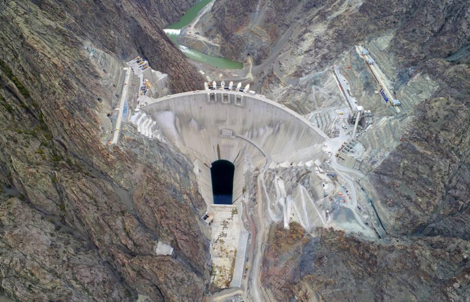 <p><strong>Barajın Önündeki Hukuki ve İnşaat Süreci</strong><br />
</p>
<p>2003 yılında DSİ Genel Müdürü olduğum dönemde, ülkemizin en önemli barajlarından biri olan Yusufeli Barajının önünde önemli bir hukuki engel vardı. </p>
<p> </p>