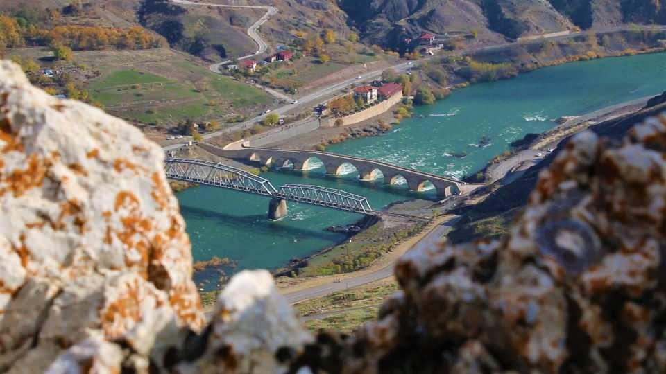 <p>Doğu Anadolu Bölgesi'nin en eski yerleşim yerlerinden biri olan Elazığ'ın 7 bin yıllık tarihi bir geçmişe sahip Palu ilçesi, kültürel, doğal ve dini mekanlarıyla ziyaretçilerini bekliyor.</p>