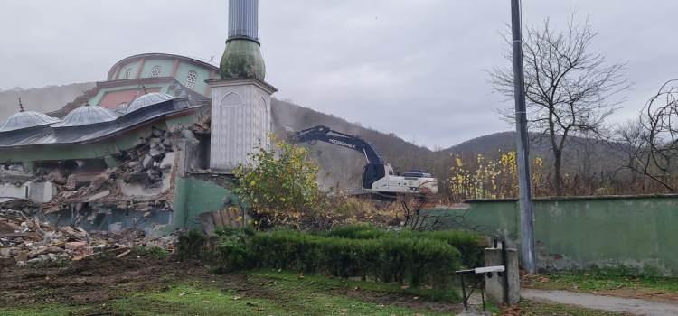 <p>Düzce'de 5,9'luk depremde hasar gören Sarıdere Köyü Camisi yıkılıyor.</p>

<p>​</p>
