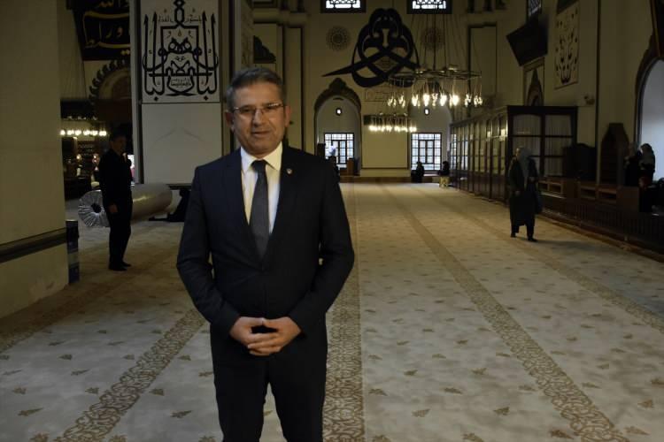 <p>Yerli ve yabancı turistlere aynı zamanda bir hat müzesi olarak hizmet veren Ulu Cami'nin iç mekanının 3 bin 165 metrekare olduğunu anlatan Şanlı, "Şimdiye kadar klasik kullandığımız renklerin, kırmızının, bordonun dışına çıkılmış oldu. Duvarlarla, hat sanatıyla bir bütünlük arz etmeye çalışıldı. Antibakteriyel olarak üretilmiş son sistem." diye konuştu.</p>
