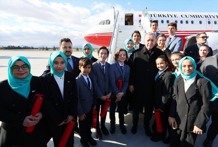 <p>Erdoğan, havaalanında kendisini karşılayanlar arasında bulunan öğrencilerle fotoğraf çektirdi, armağan verdi.</p>
