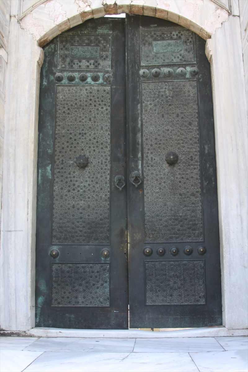 <p>Ersoy, "Müthiş bir sanat eseri olan kapı kanatlarını, diğer avlu yan kapıları gibi, ünlü vakanüvisimiz Evliya Çelebi'nin babası, kuyumcu Zılli yapmıştır." bilgisini verdi.</p>

<p> </p>
