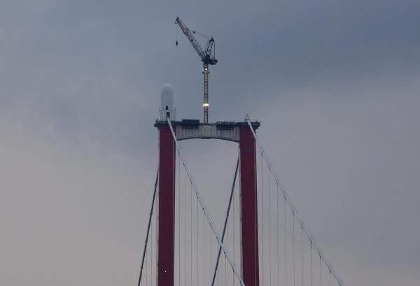 <p>Cumhurbaşkanı Recep Tayyip Erdoğan'ın da katılımıyla 18 Mart'ta açılan köprünün, her iki yakadaki kulelerinin zirvelerine Seyit Onbaşı'nın Çanakkale Savaşları'nda namluya sürdüğü top mermilerini simgeleyen yapıların yerleştirilmesi için kaideler tamamlandı.</p>
