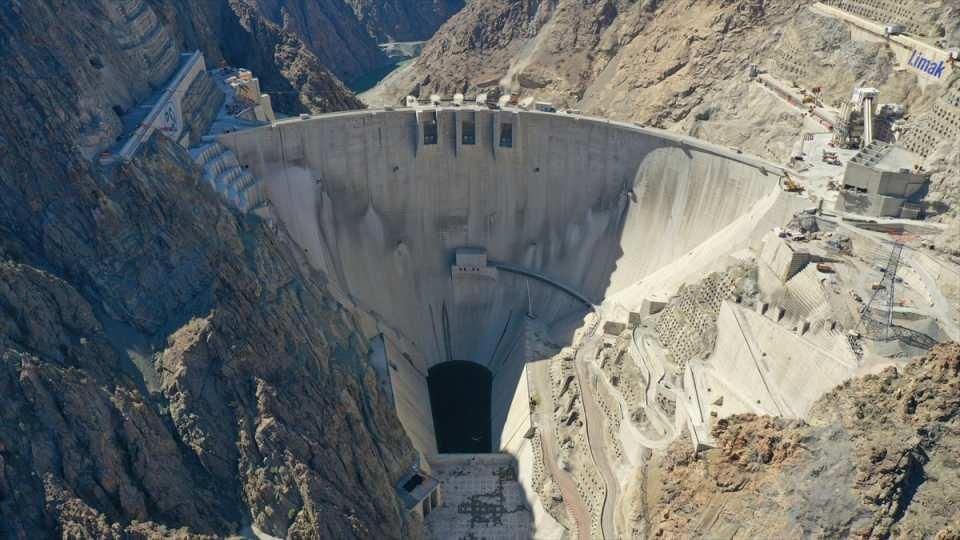 <p><strong>Yusufeli Barajının Teknik Özellikleri</strong></p>
<p>Barajın yüksekliği : 275 metre</p>
<p>Baraj depolama hacmi : 2,1 milyar m3</p>
<p>Kurulu gücü : 558 MW</p>
<p>Yıllık ortalama enerji üretimi : 1,9 milyar kWh</p>
<p>Toplam Maliyeti (inşaat, elektromekanik, kamulaştırma, yeniden yerleşim ve diğer maliyetler) : 34,2 milyar TL</p>