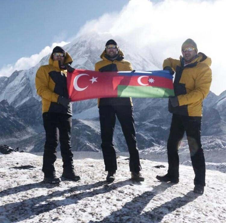 <div>Bu dürbünler, interaktif bir dershane içinde kullanılan dürbünler. Bu dürbünlere biz dışarıdan bir görüntü basarak ekrandan o görüntüyü almaya çalışıyoruz. Tabii bu dürbünlerin bir sürü özelliği var. Mesela yakınlaştırma özelliği var. Mesafe ölçme şebekeleri var, içinde bir sürü fonksiyonu var. Ben burada yazılımcı arkadaşlara, bu fonksiyonları nasıl kullanacağını, sistemin simüle dürbüne nasıl aktarılacağı konusunda destek olmaya çalışıyorum. Aynı zamanda da sistem mühendisliği tarafında, dürbünlerin tasarımı ve üretiminin gerçeğe en yakın şekilde olmasını sağlıyorum" diye konuştu. .</div>

<div> </div>

<div> </div>
