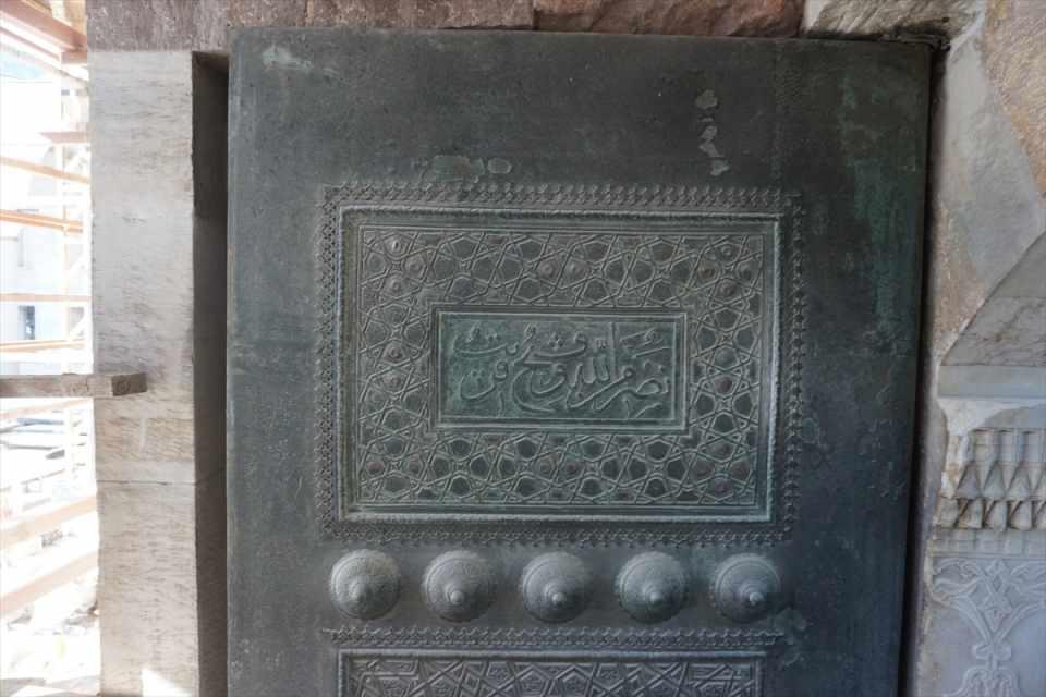 <p><strong>- "Evliya Çelebi'nin babası Kuyumcu Zılli'den günümüze armağan"</strong></p>

<p>Açıklamada, 600 yıllık caminin kapısının da restore edildiği belirtilerek, konuyla ilgili Vakıflar Genel Müdürü Burhan Ersoy'un görüşlerine yer verildi.</p>

<p> </p>
