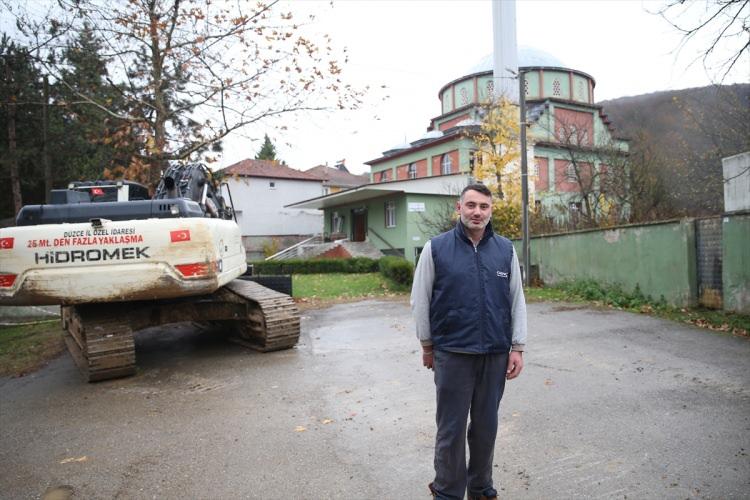 <p>Sarıdere köyü sakinlerinden Hüseyin Araç, gazetecilere, 1987 yılında yapılan caminin iki deprem gördüğünü söyledi.</p>