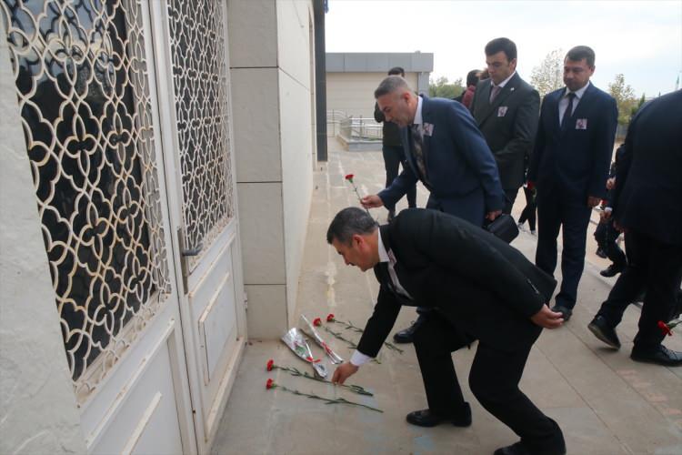 <p>İlçe Milli Eğitim Müdürü Halil Kendirci, Atatürk Anıtı'na çelenk sundu.</p>