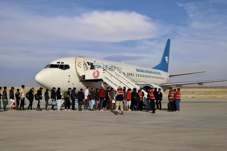 <p>Ağrı’da yasa dışı yollarla ülkeye giriş yapan 136 Afgan göçmen, sınır dışı edilerek uçakla ülkelerine gönderildi.<br />
 </p>
