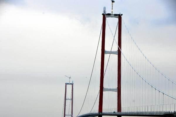 <p>1915 Çanakkale Köprüsü 318 metre yüksekliğe sahip kırmızı renkteki kuleler Türk Bayrağı’nı, Çanakkale Deniz Zaferi’nin kazanıldığı tarih 3’üncü ayın 18’ini, yani 18 Mart’ı simgeliyor.</p>