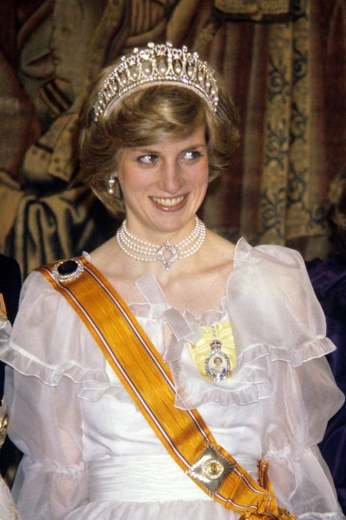 <p><span style="color:#000000"><strong>Kraliçe Mary'den torunu Kraliçe II. Elizabeth'e geçen taç, Elizabeth tarafından birkaç kez takılsa da 1981 yılında Prenses Diana'ya düğün hediyesi olarak verildi. </strong></span></p>
