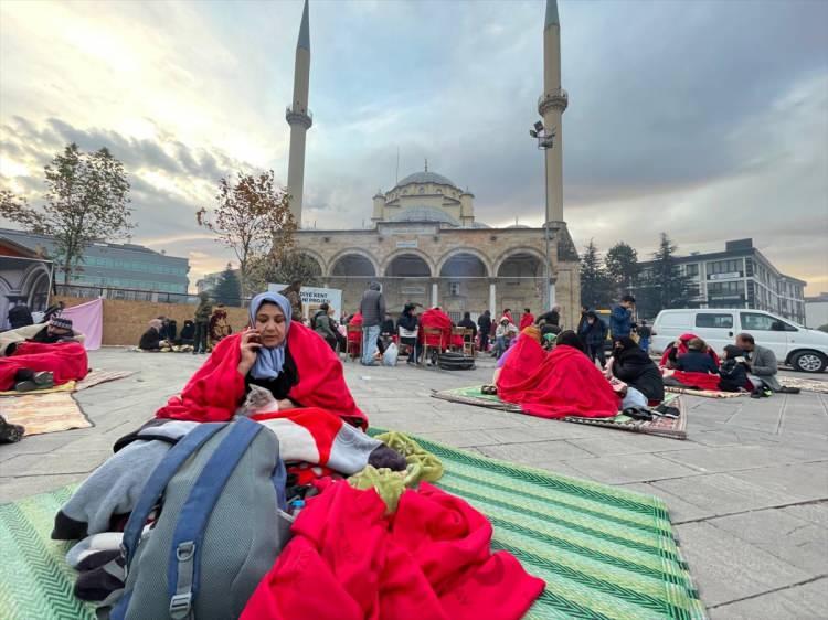 <p>Depremde yaralı sayısının ise 61'e yükseldi.</p>
<p>Düzce Çay Mahallesi'nde oturan 63 yaşındaki Sevim Çengel'in, yaşanan depremin ardından panik ve korkuya kapıldığı ve geçirdiği kalp krizi sonucu yaşamını yitirdiği öğrenildi.</p>
<p>Düzce'de meydana gelen deprem esnasında evden atlayan kişi kaldırıldığı hastanede yaşamını yitirdi.</p>