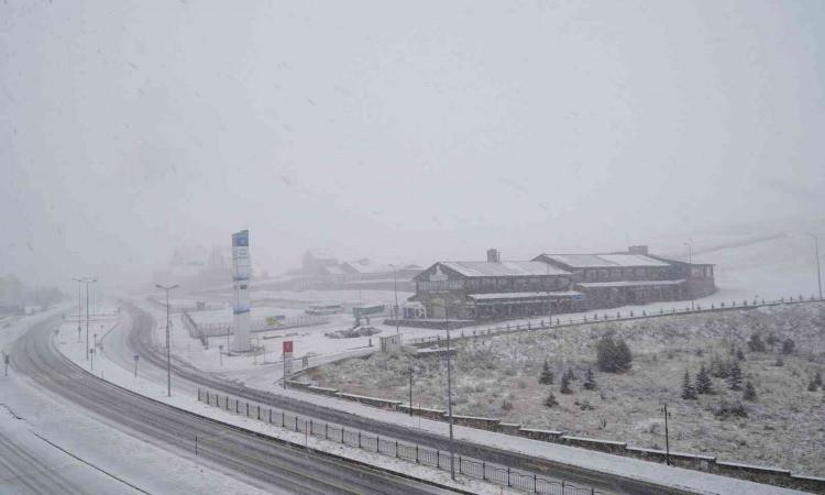 <p>Erciyes’imiz yeni sezona hazır” diye konuştu. Erciyes’in kayak sektörüne en büyük katkıyı sağladığını söyleyen Büyükkılıç, “Her yıl 2 milyonun üzerinde misafirini ağırlayan Erciyes Dağımız, bu sene gerek charter seferleriyle yurt dışından gerekse yurt içinden 3 milyonlara varan bir potansiyel ile Erciyes’imizde misafir bekliyor ve hedefliyoruz. Kayak sektörüne en büyük katkıyı sağlayacak” ifadelerini kullandı. Başkan Büyükkılıç, yaz aylarında da Kayak Merkezi’nin yanı sıra Yüksek İrtifa Merkezi’nde de sporun ve sporcunun dostu olan bir merkez olarak hizmet verdiklerini sözlerine ekledi.</p>