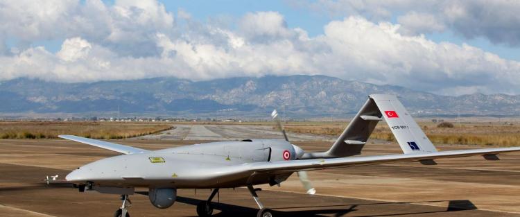 <p><strong>MAV, VATAN'I GÖZETLİYOR</strong></p>

<p> </p>

<p>Milli SİHA Bayraktar TB2, TSK tarafından sınır içi ve ötesinde gerçekleştirilen Hendek, Fırat Kalkanı ve Zeytin Dalı harekatlarında aktif olarak rol aldı. Savunma uzmanları harekatların beklenenden çok daha kısa sürede sona ermesini ve daha az kayıp yaşanmasında en önemli etkenlerden birinin milli SİHA'lar olduğunu belirtti. Bayraktar TB2 SİHA sistemleri özellikle Afrin'de düzenlenen Zeytin Dalı Harekatı kapsamında gerçekleştirilen tüm uçuşlarının yüzde 90'ından fazlasını yaparak, 5 bin 300 saat uçuşla adeta harekata damgasını vurdu.</p>

