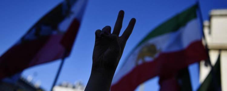 <p>İran'da Mahabad Milletvekili Celal Mahmudzade, Mahabad ve çevresindeki şehirlerdeki gösterilerde resmi rakamlara göre 13 kişinin öldüğünün açıklandığını ancak bunun gayriresmi bilgilere göre ise 105 olduğunu söyledi.</p>