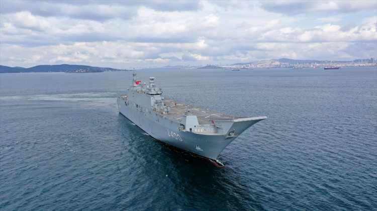 <p>"LHD ANADOLU PİSTİNE DİKEY VE KONVANSİYONEL İNİŞ KALKIŞ YAPABİLEN SİHA'LAR GELİŞTİRİLECEK"</p>
<p>Deniz Kuvvetlerinin en büyük ve Çok Maksatlı Amfibi Gemisi LHD Anadolu, 12 derecelik eğimi ile üzerinden savaş uçaklarının kalkışını kolaylaştıracak.</p>