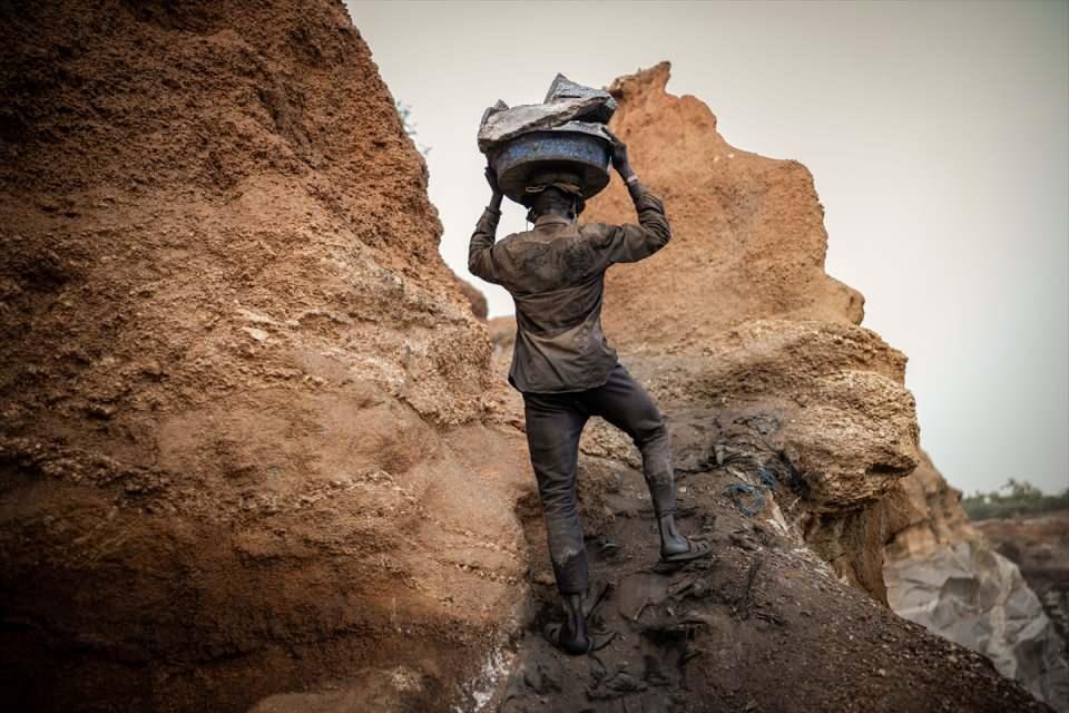 <p>Burkina Faso'nun başkenti Ouagadougo'nun Pissi bölgesindeki granit işçileri, günün ilk ışıklarıyla taş kırma mesaisine başlıyor. </p>
