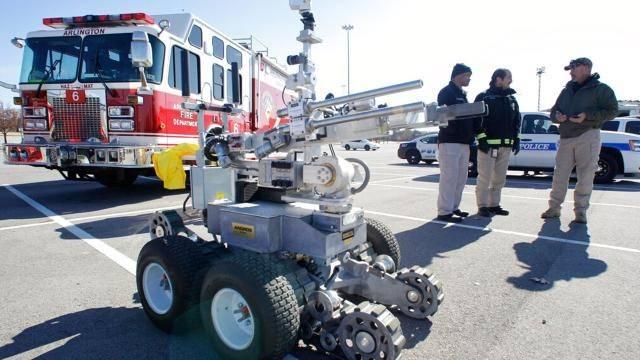 <p>SFPD'nin robotları öncelikle bomba imha ve gözetleme için tasarlanmış olsa da, polis bunların "öldürücü güç seçeneği" olarak son çare olarak kullanılabileceğini söylüyor.</p>