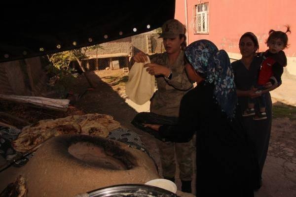 <p>Kadın astsubaylar, Silopi ilçesi Ortaköy köyünde tarlada çalışan ve tandır başında ekmek pişiren kadınlara 'Kadına Yönelik Şiddete Karşı Uluslararası Mücadele Günü'nde, İçişleri Bakanlığı'nca hizmete sunulan Kadın Destek Uygulaması'nı (KADES) anlattı.</p>
