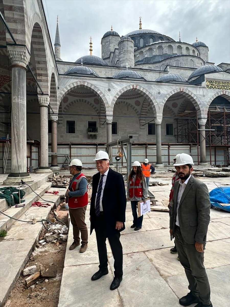 <p>Altı minareli cami olma özelliğiyle öne çıkan eserin restorasyonunun titizlikle devam ettiğini vurgulayan Ersoy, "İhtişamlı ve özellikli kapılarının yanı sıra genel restorasyonu 2023'ün ilk çeyreğinde tamamlamış olacağız." değerlendirmesinde bulundu.</p>
