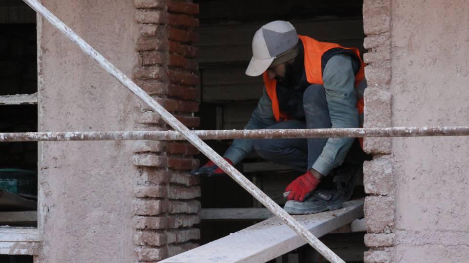 <p>Tarihi yapının zemin, iç ve dış cephe bölümlerinde restorasyon çalışmaları sürüyor.<br />
Günümüze kadar çeşitli alanlarda hizmet veren 116 yılık tarihi yapı uzun yıllar toz alan kapıları tek tek aslı bozulmadan temizleniyor. </p>
